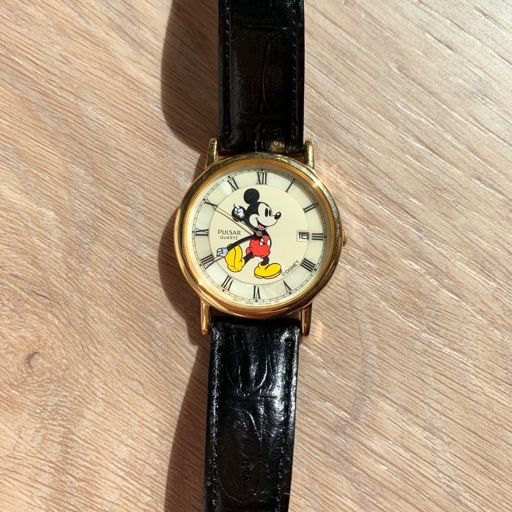 PULSAR Quartz 90's Disney Mickey Mouse Watch Mother of Pearl Leather V532-9A00